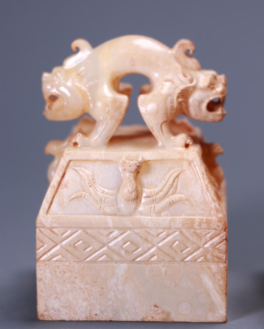 A fine ancient jade beast button seal: Exquisite ancient jade beast button seal Size:L:5cmW:5cmH:7.3cmW:0.564kg (The Dimensions Of All Batches Are Manually Measured.If You Need More Detailed Information, Please Contact