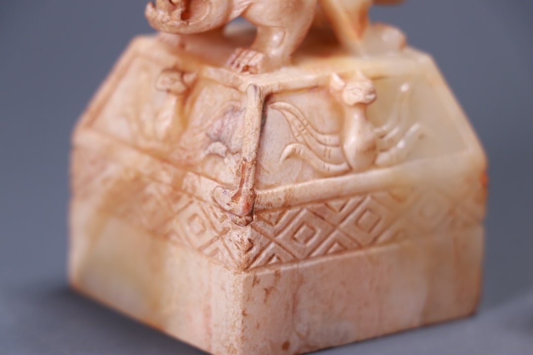 A fine ancient jade beast button seal - 4