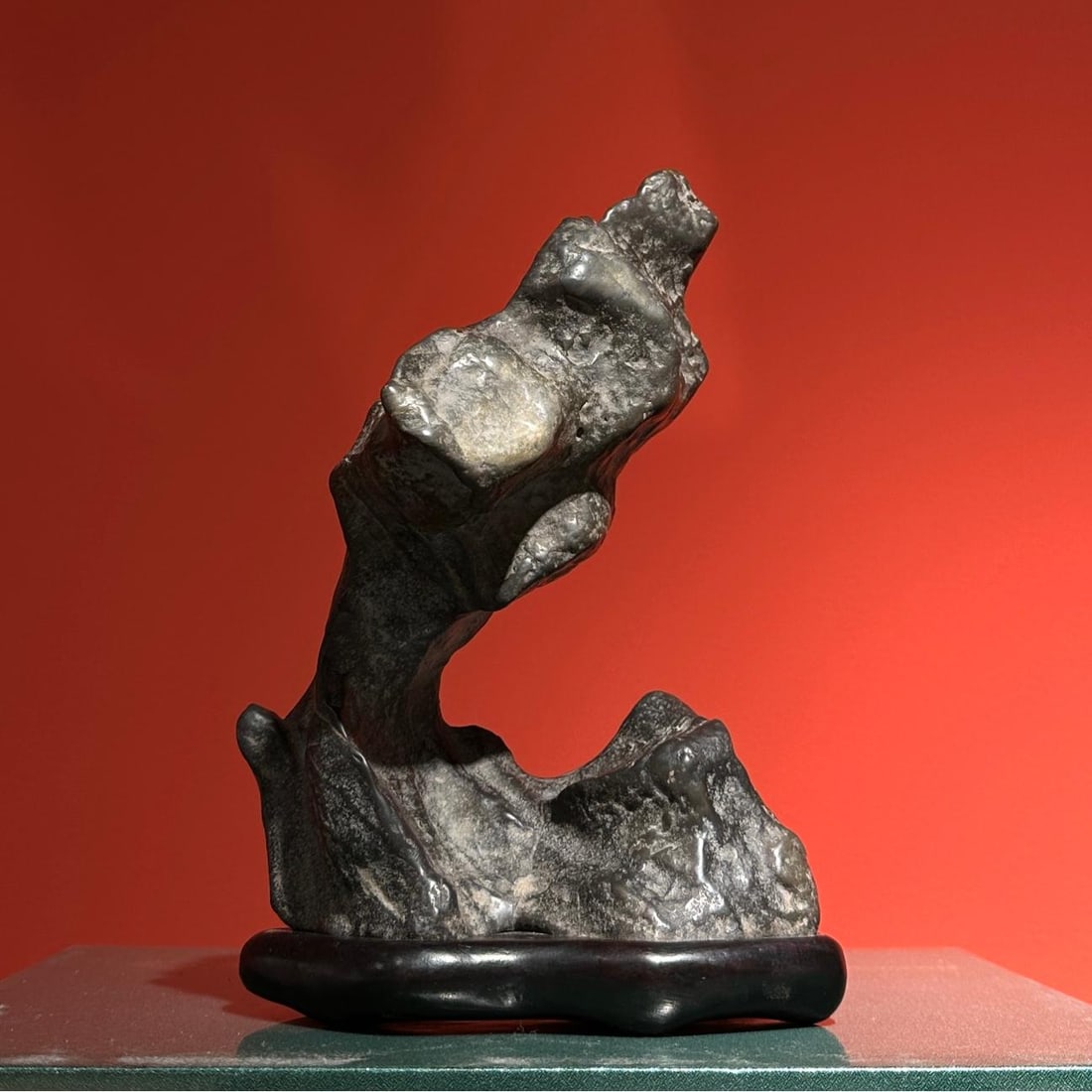 A beautiful Lingbi stone table is cloudy and smokey: The exquisite Lingbi stone table is cloudy and smokey Size:H:24cmW:16cm T:11cm (The Dimensions Of All Batches Are Manually Measured.If You Need More Detailed Information, Please