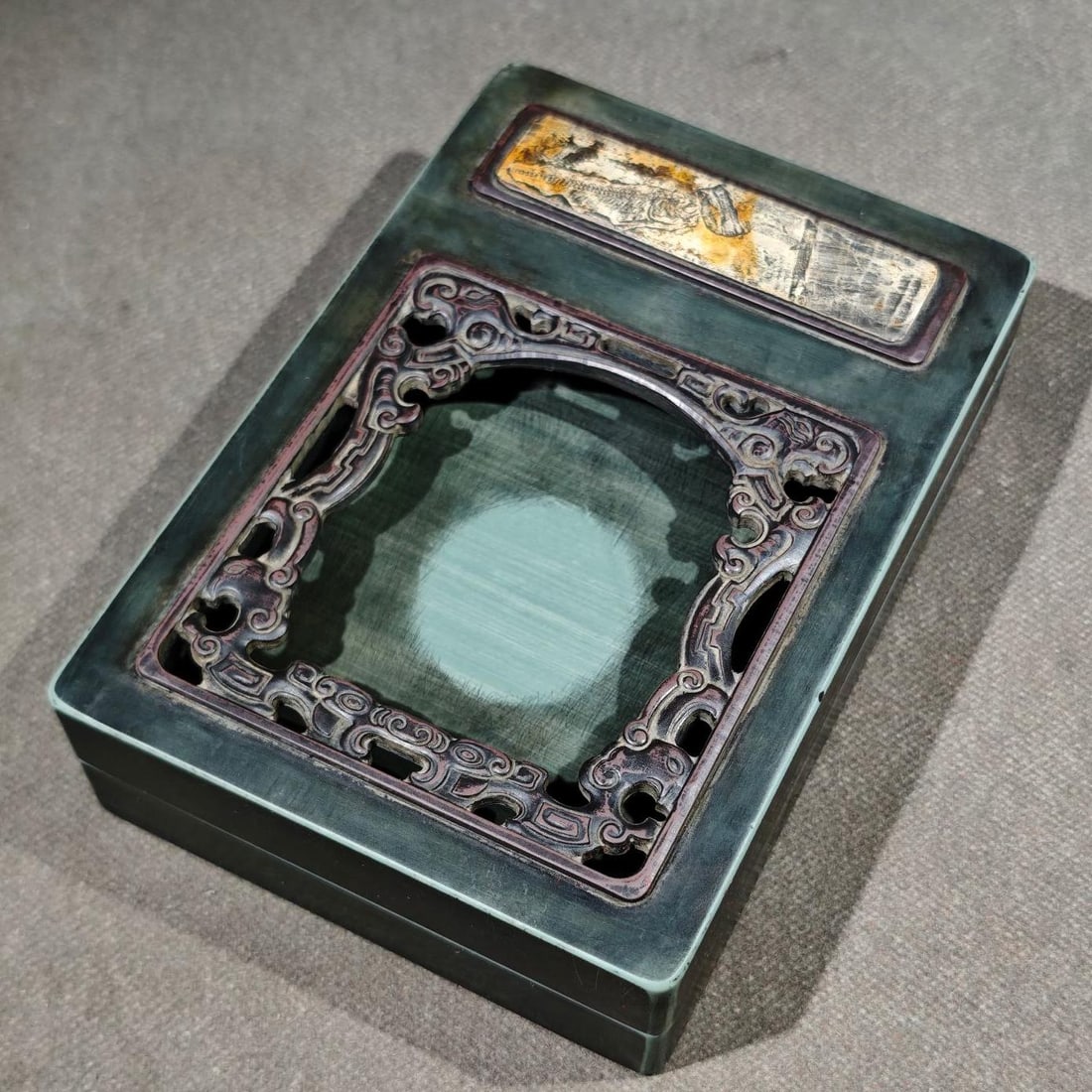 A beautiful end inkstone: Exquisite Duanyan Size:15cmW:10.8cmH:3.5cm (The Dimensions Of All Batches Are Manually Measured.If You Need More Detailed Information, Please Contact Our Customer Service Before Bidding.)