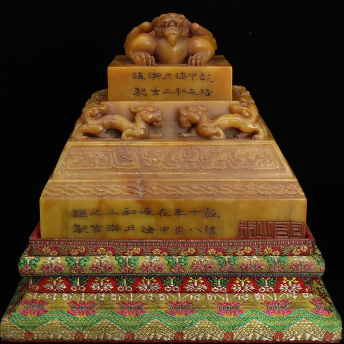 A set of seal ornaments of the Eighteen Imperial Fields Huangshi carved in the Qianlong period of: Qing Dynasty Qianlong year system Eighteen Imperial Tian Huangshi carved auspicious beast set seal ornaments Size:12.6×14×14cmW:3.055kg (The Dimensions Of All Batches Are Manually