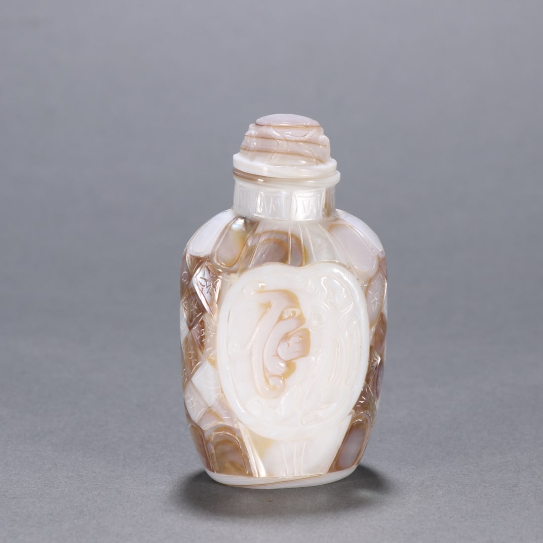 A beautiful snuff bottle: Exquisite snuff bottle Size:H:7.6cmW:4.2cmW:0.0772kg (The Dimensions Of All Batches Are Manually Measured.If You Need More Detailed Information, Please Contact Our Customer Service Before Bidding.)