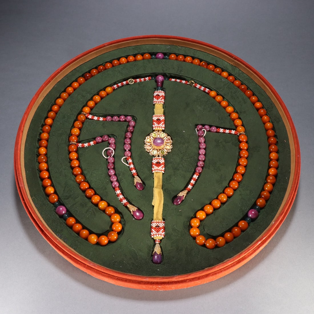 A plate of beeswax morning beads from the Qing Dynasty: Beeswax morning beads in the Qing Dynasty Size:PearlD:1.2cm (The Dimensions Of All Batches Are Manually Measured.If You Need More Detailed Information, Please Contact Our Customer