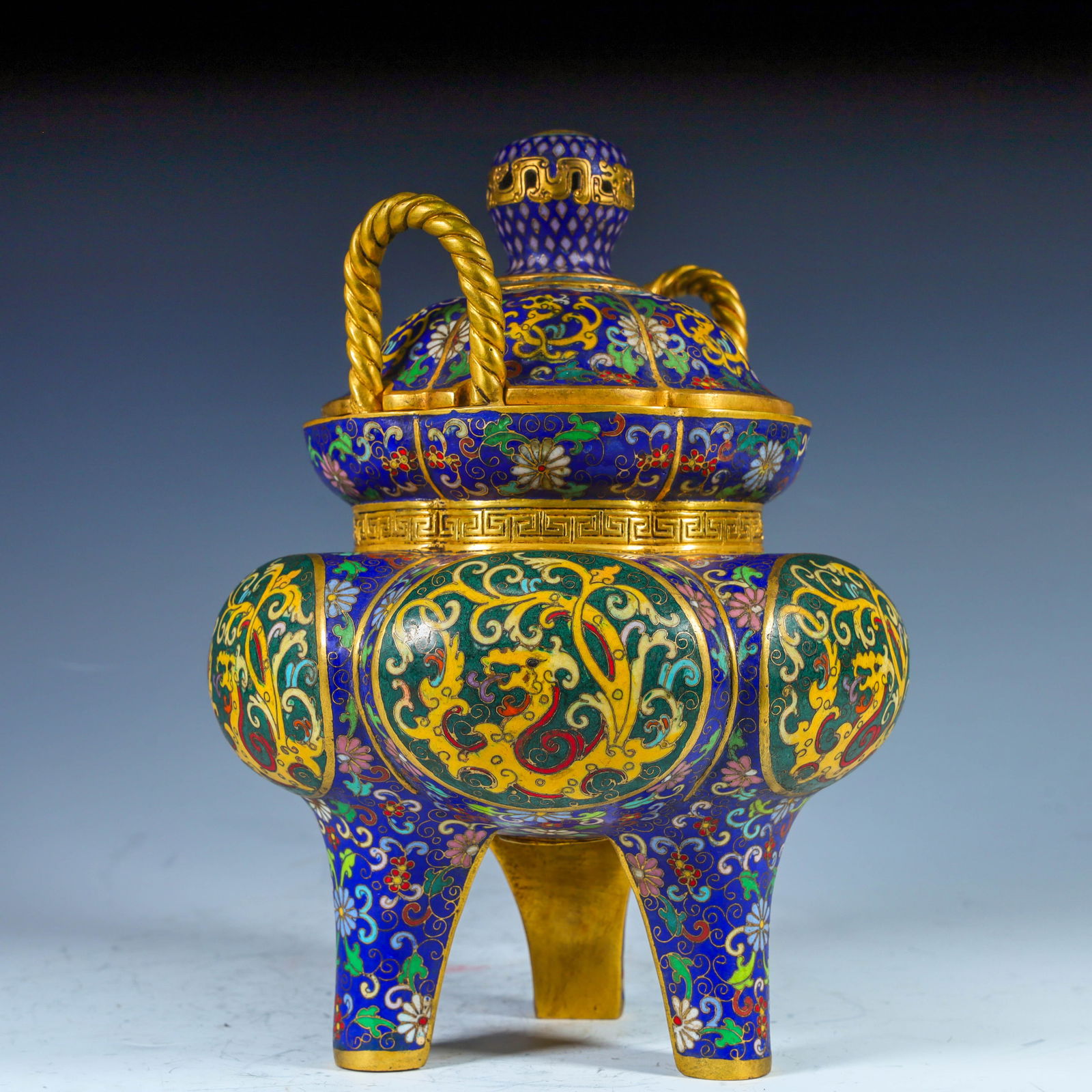 A Qianlong cloisonn é cloisonn é enamel incense burner from the Qing Dynasty (1 of 9)