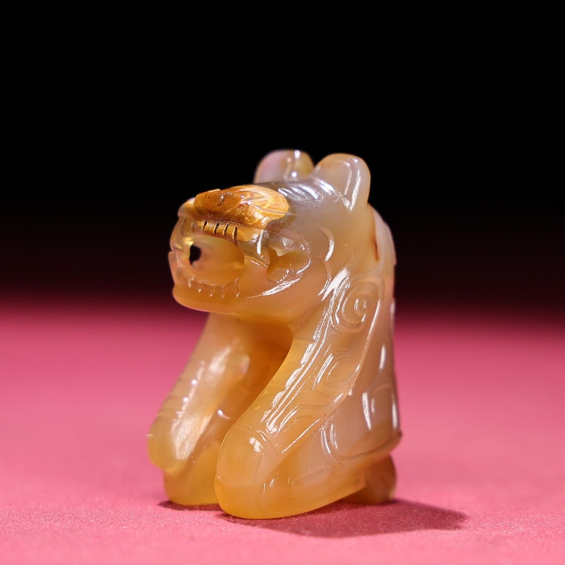 A fine agate kneeling bear handle: Exquisite agate kneeling bear handle Size:47x28x25mmW:53g (The Dimensions Of All Batches Are Manually Measured.If You Need More Detailed Information, Please Contact Our Customer