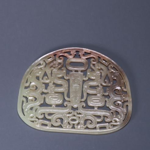 A beautiful Hetian topaz dragon pattern: Exquisite Hetian topaz dragon pattern Size:L:16cmW:12.8cmT:0.8cmW:0.199kg (The Dimensions Of All Batches Are Manually Measured.If You Need More Detailed Information, Please Contact