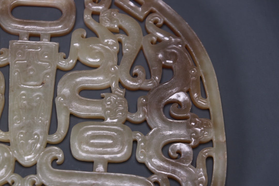 A beautiful Hetian topaz dragon pattern - 4