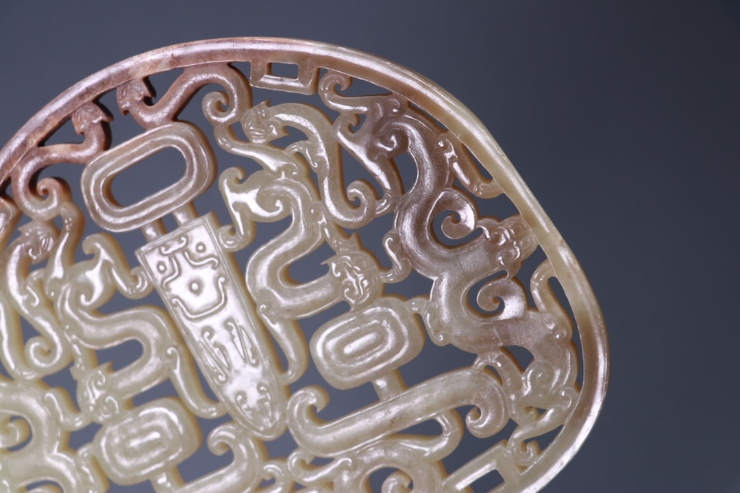 A beautiful Hetian topaz dragon pattern - 9