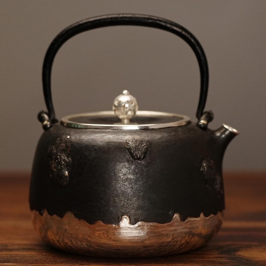 A fine iron-clad silverware Zongguang: Exquisite iron-clad silverware Zongguang Size:Pot16×16cmCapacity1100mlW:0.761kg (The Dimensions Of All Batches Are Manually Measured.If You Need More Detailed Information, Please Contact Our Customer