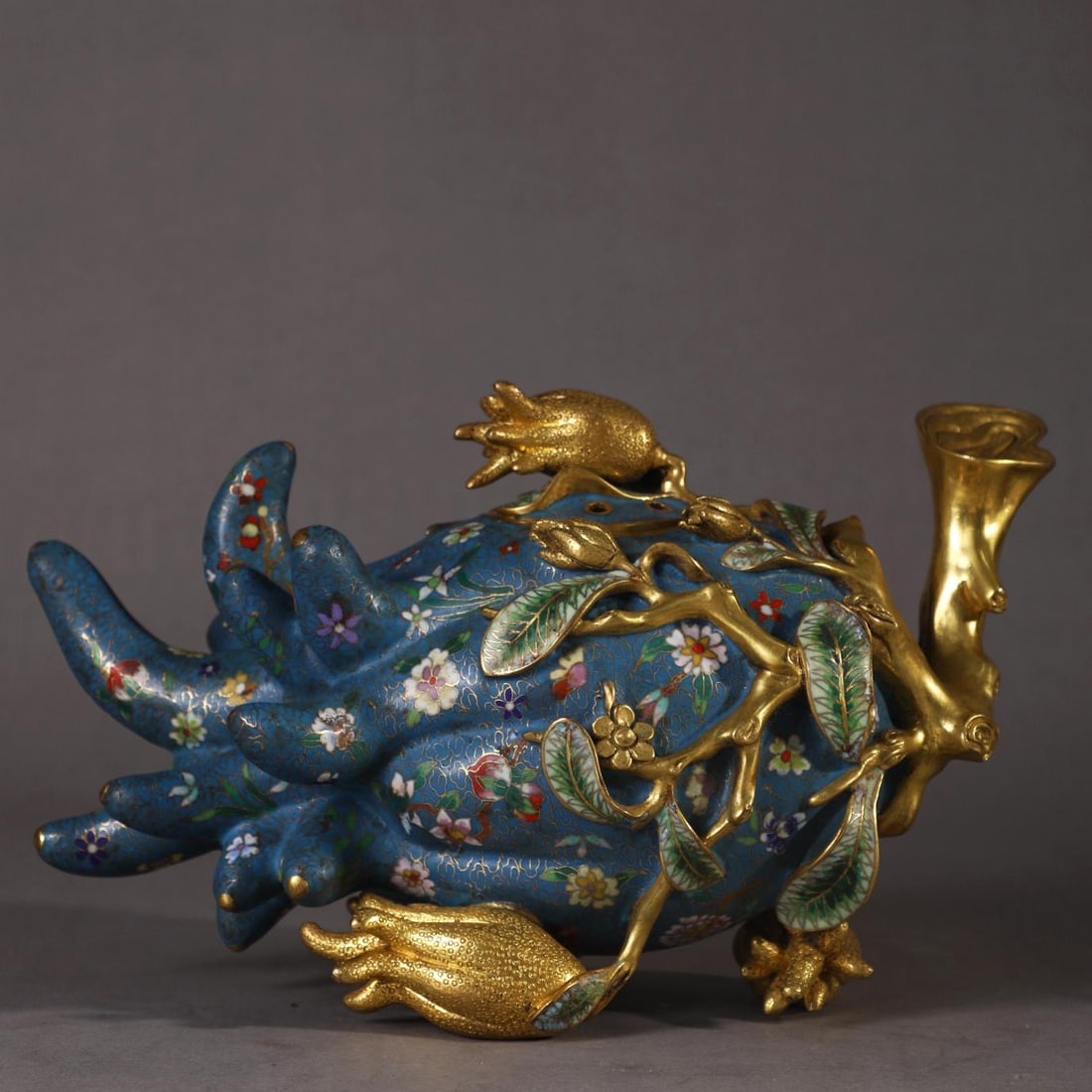 A Qing Dynasty profound copper tire cloisonn é enamel chayote smoker made in the Qianlong year: Qing Dynasty precision-cast copper tire cloisonné cloisonné enamel chayote smoker Qianlong year Size:H:20cmL: 32cmW:7.4kg (The Dimensions Of All Batches Are Manually Measured.If You Need More Detail