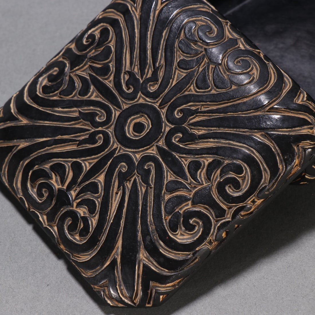 A beautiful lacquerware lid box - 3