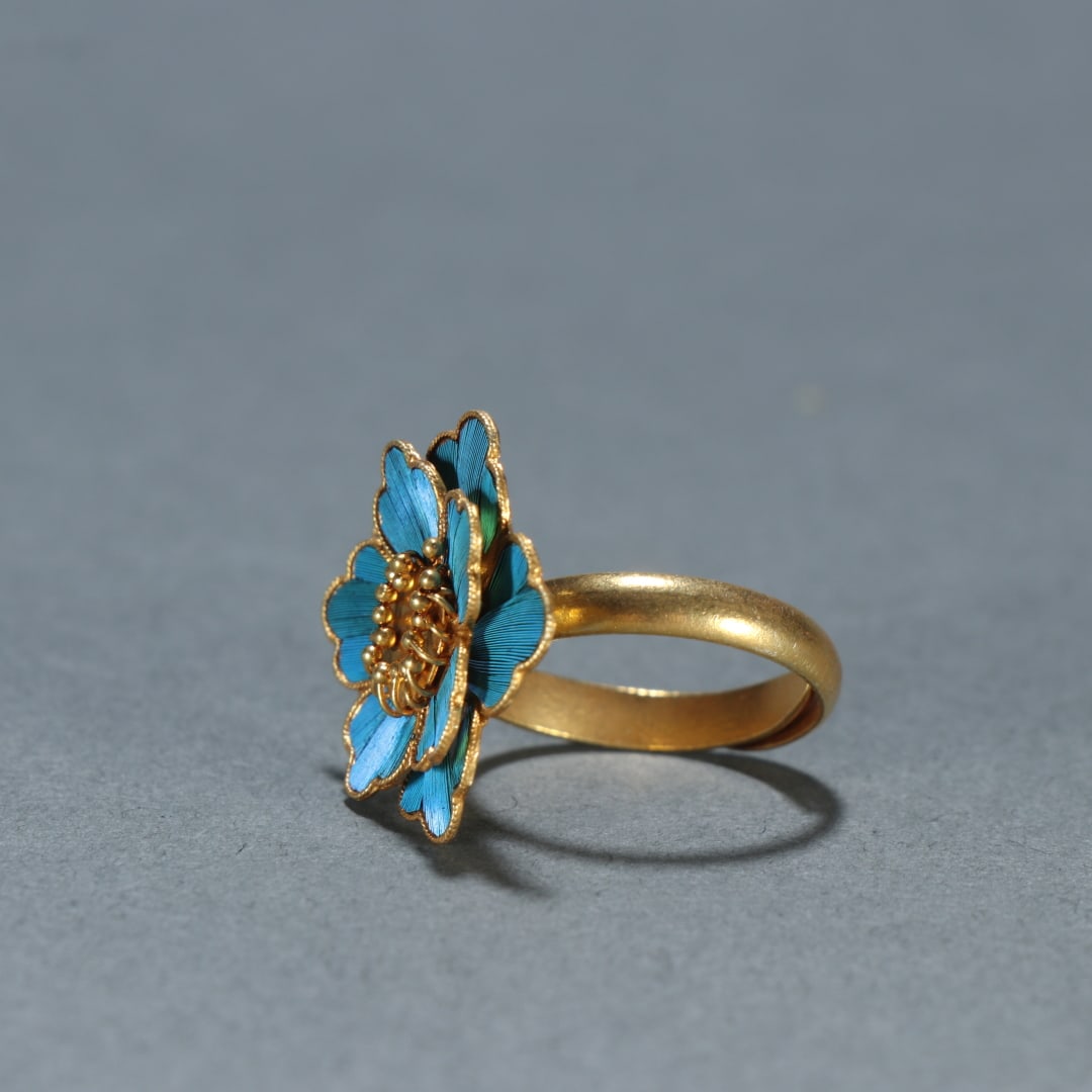 A beautiful silver-gilt dotted emerald ring - 3