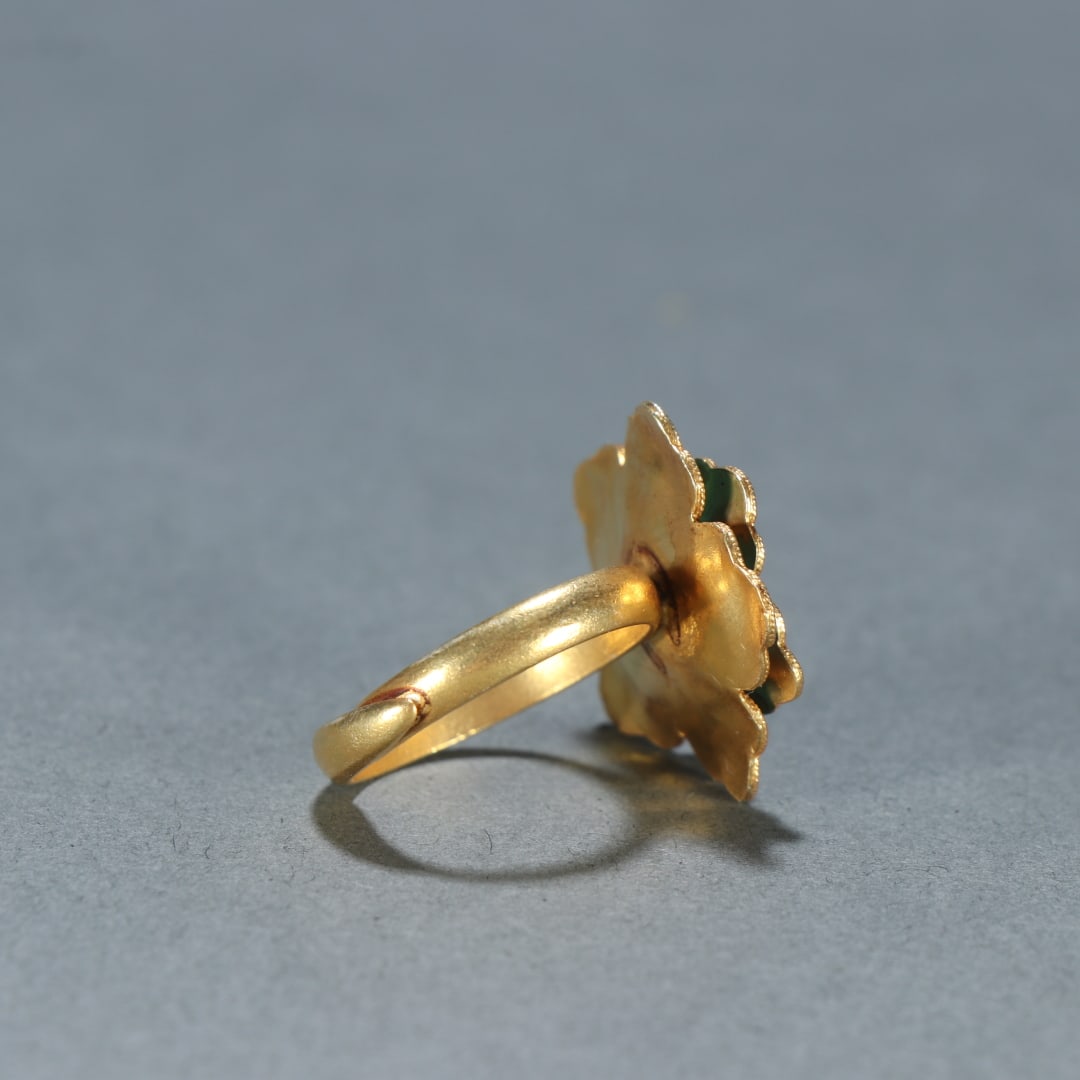 A beautiful silver-gilt dotted emerald ring - 5