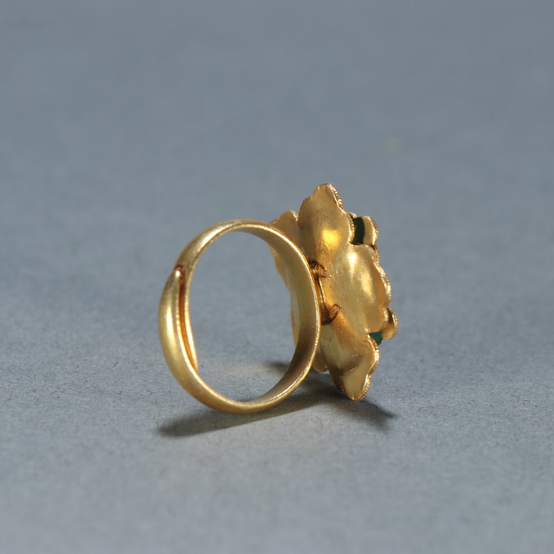 A beautiful silver-gilt dotted emerald ring - 7