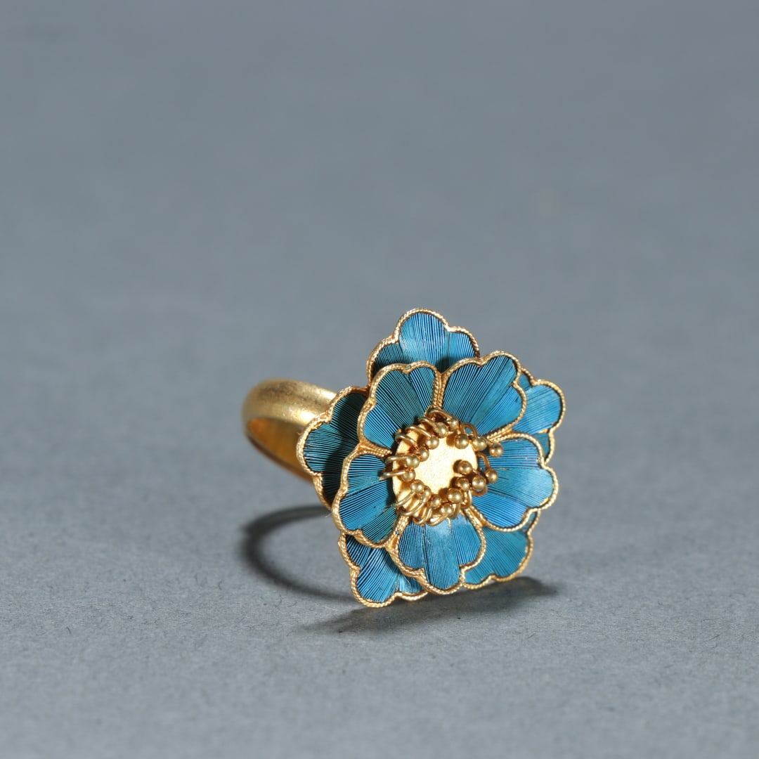 A beautiful silver-gilt dotted emerald ring - 8