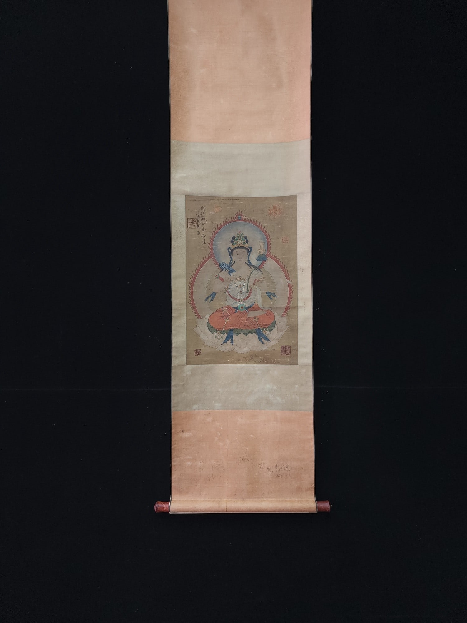 A fine silk book of Song Huizong in the Song Dynasty Guanyin sitting lotus: Song Huizong's fine silk book Guanyin sitting lotus Size:Paintingcore55.5x37cm (The Dimensions Of All Batches Are Manually Measured.If You Need More Detailed Information, Please