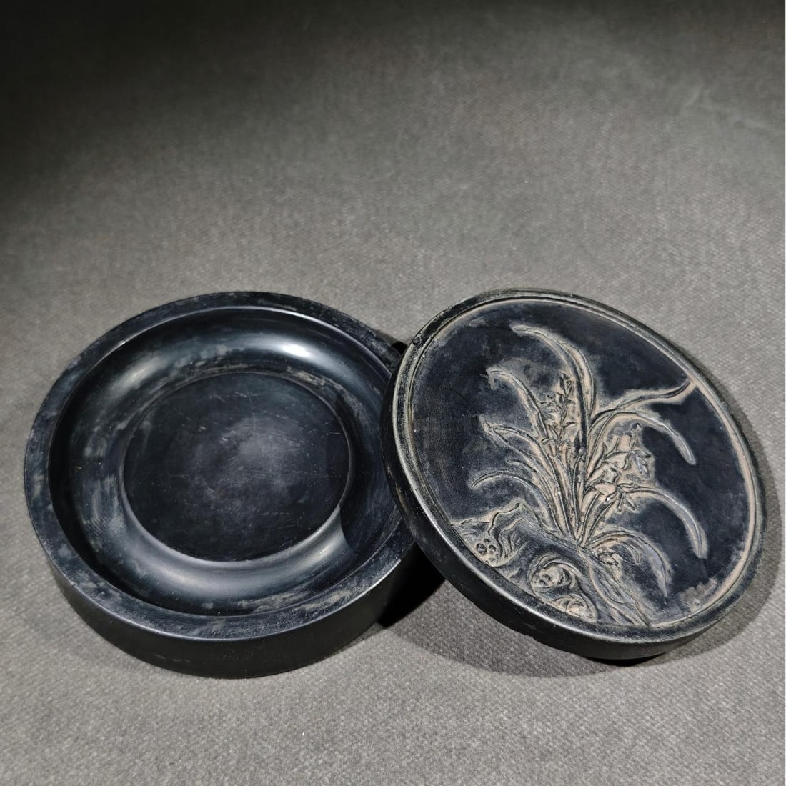 A Fang Heng Xian type of end stone set inkstone: Fang Hengxian's end stone set inkstone Size:D:12.2cm T:3.9cm (The Dimensions Of All Batches Are Manually Measured.If You Need More Detailed Information, Please Contact Our Customer Service Before Bidd