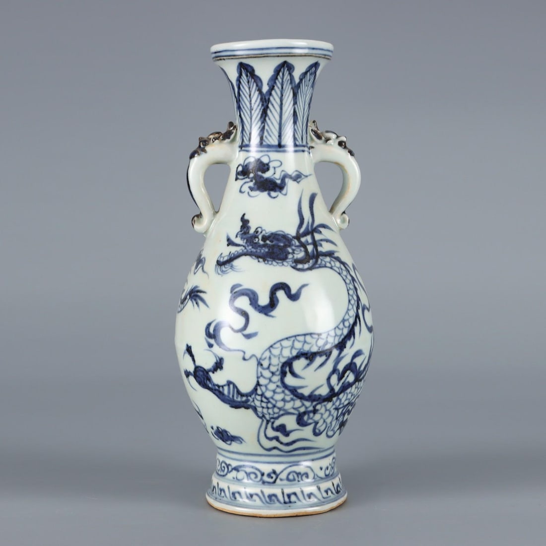 A blue and white dragon pattern amphora from the Yuan Dynasty (1 of 9)