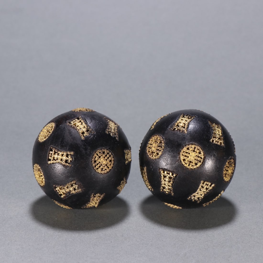 A pair of agarwood inlaid silver gilt group longevity handballs of the Qing Dynasty (1 of 8)