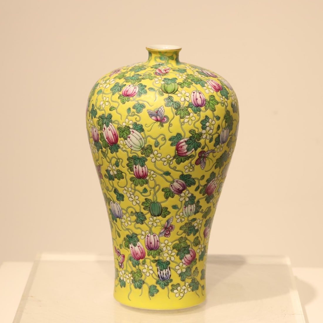 A pastel melon from the Qing Dynasty: The pastel melon of the Qing Dynasty is a continuous appreciation bottle Size:H:25xD:15cm (The Dimensions Of All Batches Are Manually Measured.If You Need More Detailed Information, Please Contact Our