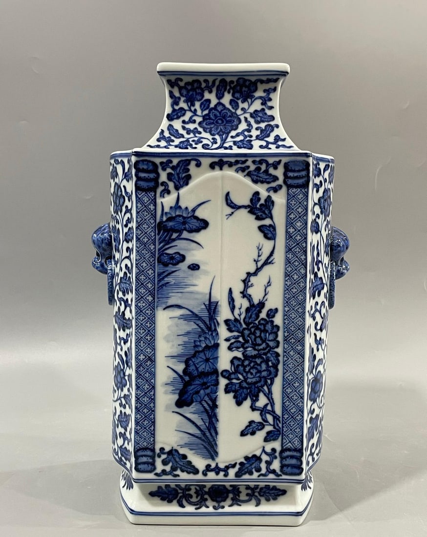 A Qing Dynasty Qianlong Qianlong entwined lotus pattern flower quadrangle scroll: The Qing Dynasty's Qianlong year system of the entwined lotus pattern flower square scroll Size:H:33.5cmBellydiameter19.5x14cm (The Dimensions Of All Batches Are Manually Measured.If You Need More Det