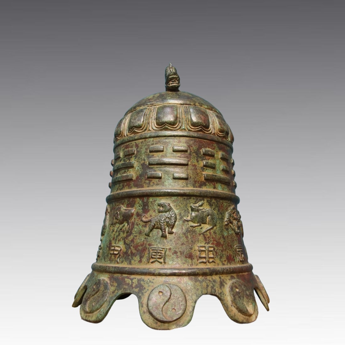 A fine bronze wind chime zodiac sign: Exquisite bronze wind chimes zodiac Size:D:23cmH:33cmW:3.85kg (The Dimensions Of All Batches Are Manually Measured.If You Need More Detailed Information, Please Contact Our Customer Service Before Bid