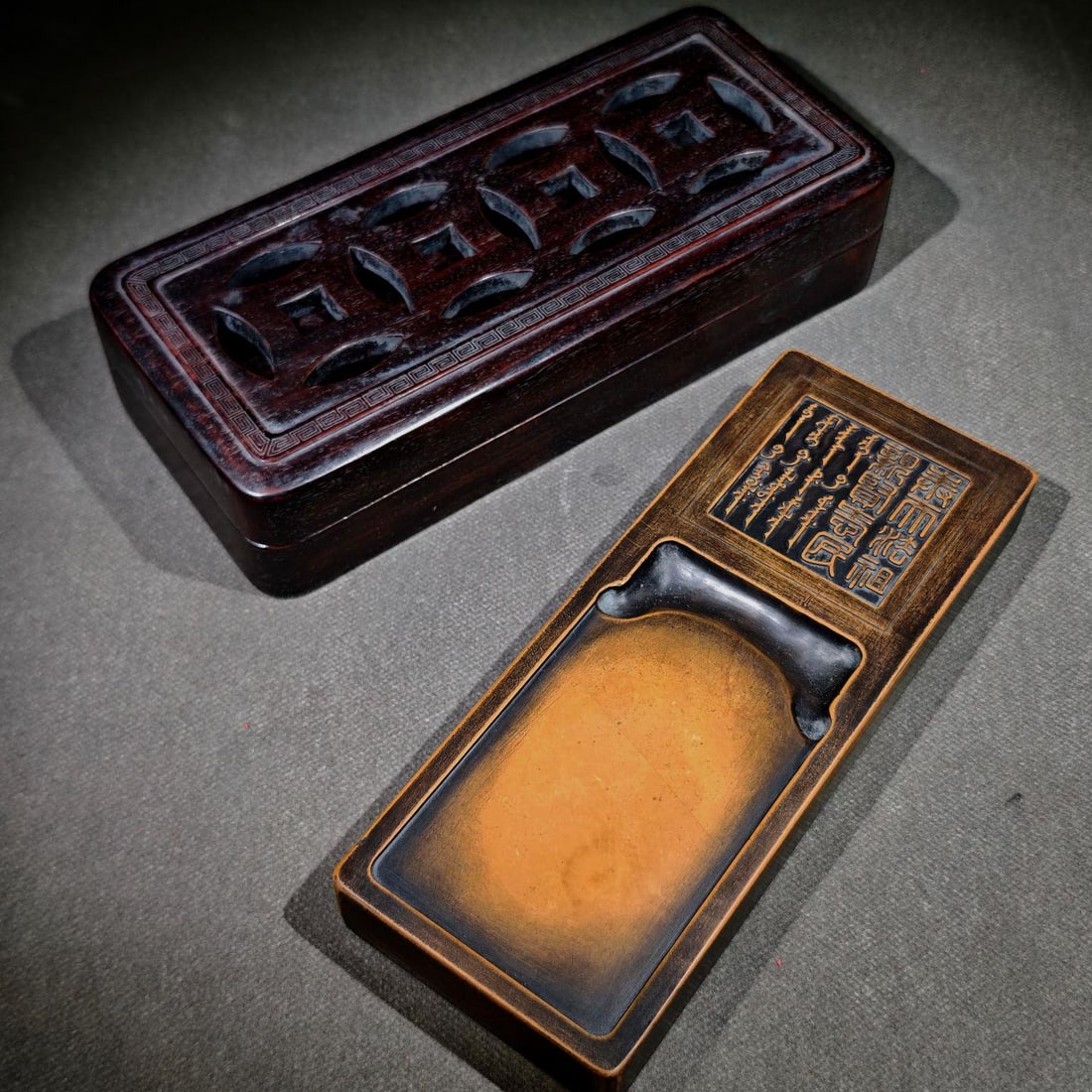 A Qianlong style of ponderosa pine inkstone: Qianlong's ponderosa pine inkstone Size:inkstoneL:20.8cmW:8cm T:2.4cmMulberry and hempL:22.5cmW:10cm T:4.6cm (The Dimensions Of All Batches Are Manually Measured.If You Need More Detailed Information,