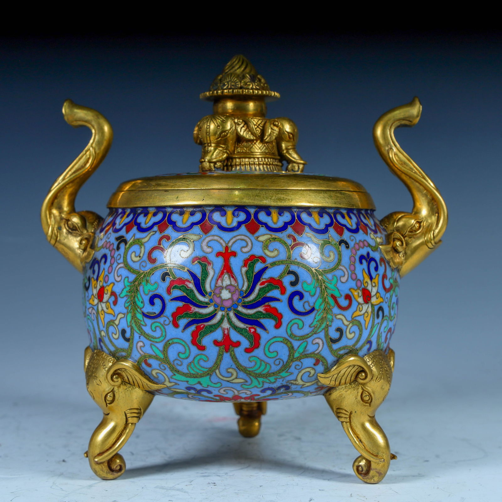A cloisonn é cloisonn é enamel elephant button incense burner from the Qing Dynasty: The cloisonné cloisonné enamel button incense burner of the Qing Dynasty H:18.5cm L: 16cm W:13.5cm W:2.5kg (The Dimensions Of All Batches Are Manually Measured.If You Need More Detailed Information,