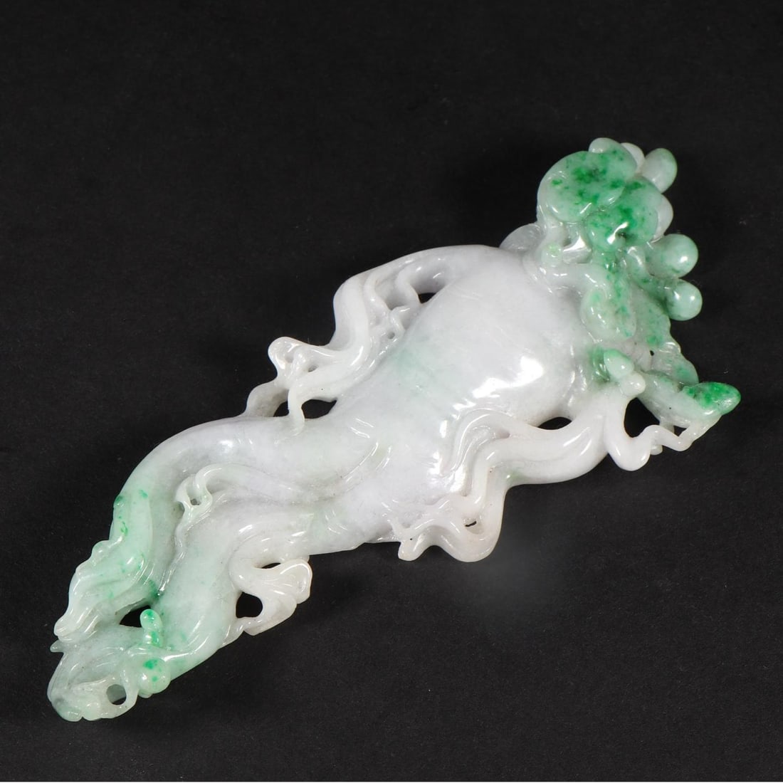 An old jade ginseng from the Qing Dynasty: Old jade ginseng in the Qing Dynasty Size:L:12.4cmW:5.1cm T:1.2cmW:0.086kg (The Dimensions Of All Batches Are Manually Measured.If You Need More Detailed Information, Please Contact Our Customer Servi