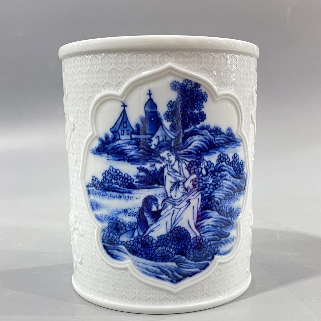 A carved eight-treasure consecrated Western character pen holder made in the Qianlong period of the: The Qing Dynasty's Qianlong era carved eight treasures consecrated Western character pen holders Size:H:13cmCalibre11cm (The Dimensions Of All Batches Are Manually Measured.If You Need More Detailed I