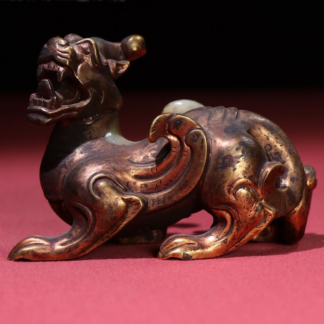 A beautiful seed material gilt Tianlu beast handle: Exquisite seed material gilt Tianlu beast handle Size:83X39X40mmW:194g (The Dimensions Of All Batches Are Manually Measured.If You Need More Detailed Information, Please Contact Our