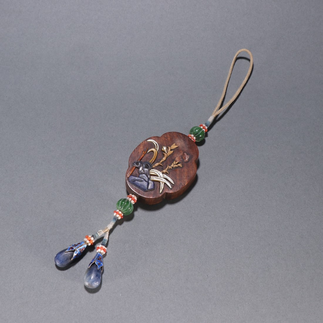 A piece of Huanghuali inlaid with three treasures of the Qing Dynasty: The yellow pear of the Qing Dynasty is embedded with three treasures Size:H:6.1cmW:4.5cmW:0.0387kg (The Dimensions Of All Batches Are Manually Measured.If You Need More Detailed