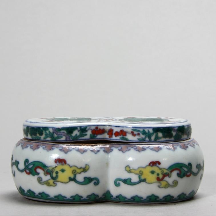 A Doucai Kuilong-pattern double-printed clay box made in the Yongzheng period of the Qing Dynasty: Qing Dynasty Yongzheng year Doucai Kui dragon pattern double printing clay box Size:H:4.2cmD:8.1cm (The Dimensions Of All Batches Are Manually Measured.If You Need More Detailed