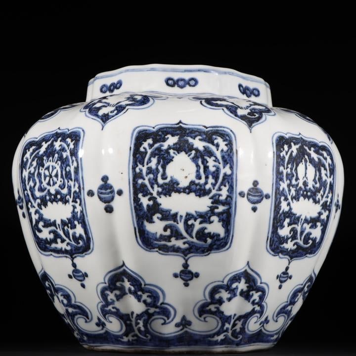A blue and white eight-treasure pattern multi-edged jar made in the Yongle period of the Ming: The blue and white eight-treasure pattern multi-edged jar made in the Yongle year of the Ming Dynasty Size:H:28.8cmBellydiameter34.5cm (The Dimensions Of All Batches Are Manually