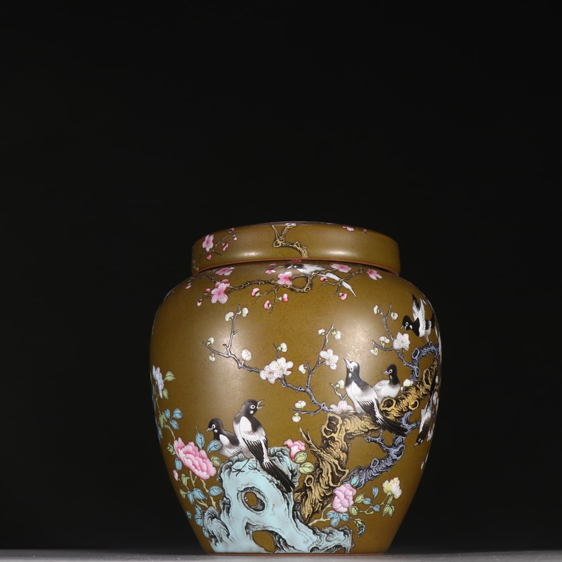 A Qing Dynasty tea powder glazed pastel magpie plum cover jar: Qing Dynasty tea powder glaze pastel magpie plum cover jar Size:H:13.5cmW:11.4cm (The Dimensions Of All Batches Are Manually Measured.If You Need More Detailed Information, Please