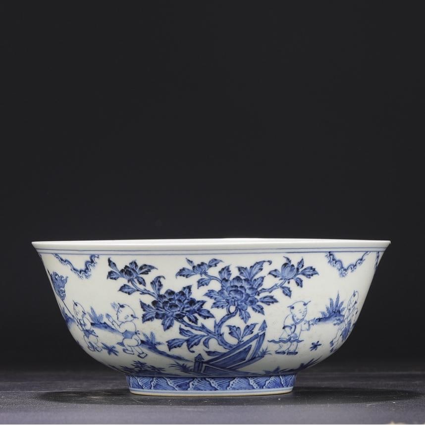 A blue and white boy from the Ming Dynasty Chenghua year played with a picture and a large bowl with: The blue and white boys of the Ming Dynasty Chenghua year play with pictures and texts in a deep belly bowl Size:H:8.8cmCalibre20.5cm (The Dimensions Of All Batches Are Manually