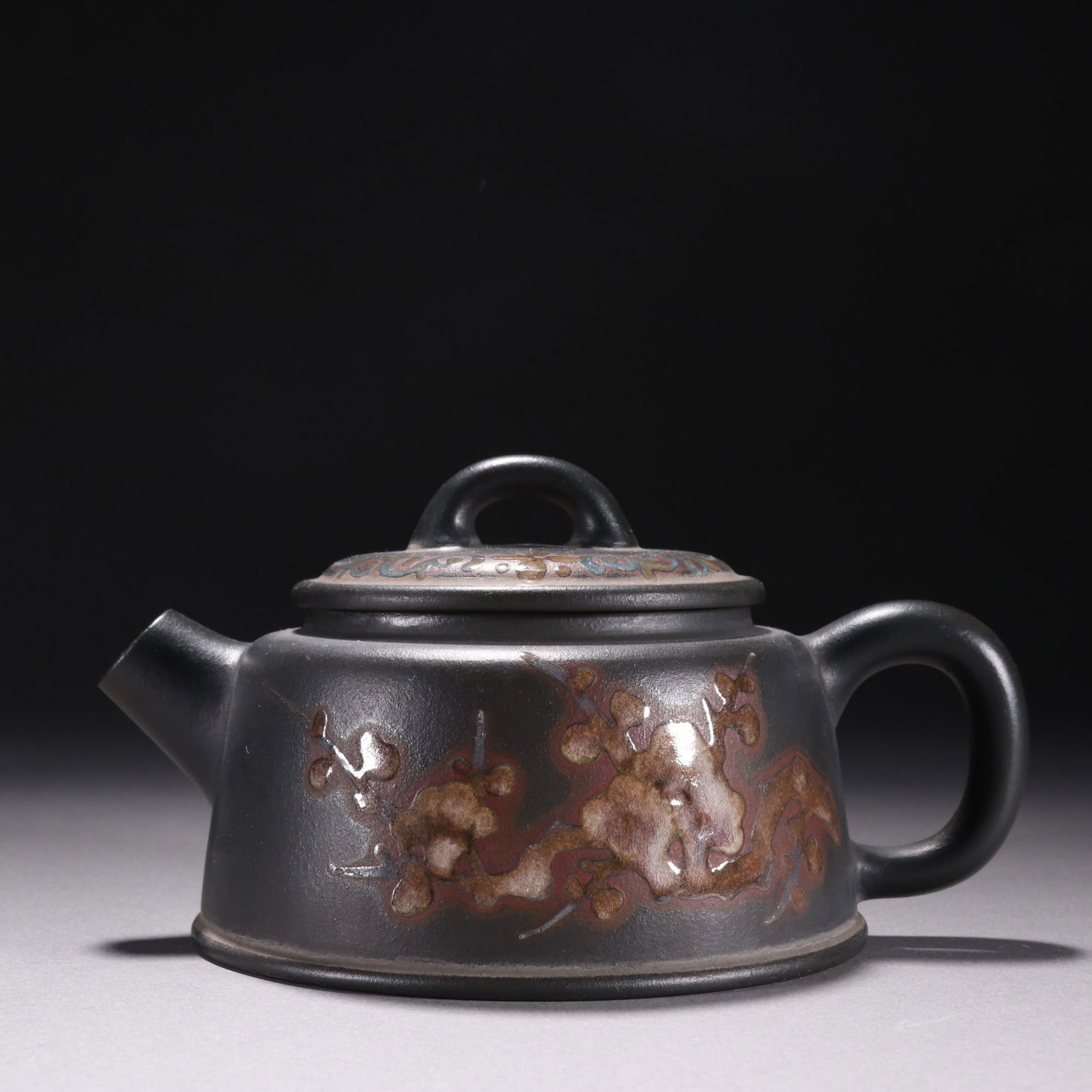 A purple sand pattern teapot in Jingzhou (1 of 9)