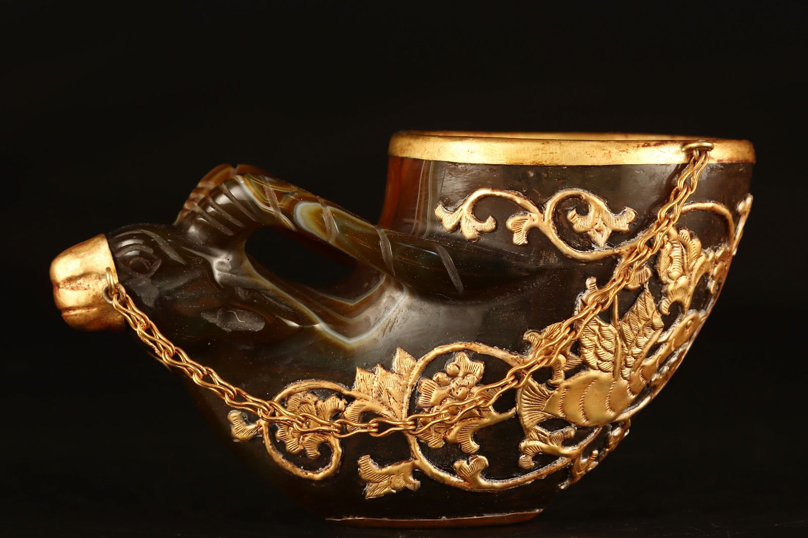 A gold-clad agate croissant cup from the Warring States period (1 of 9)