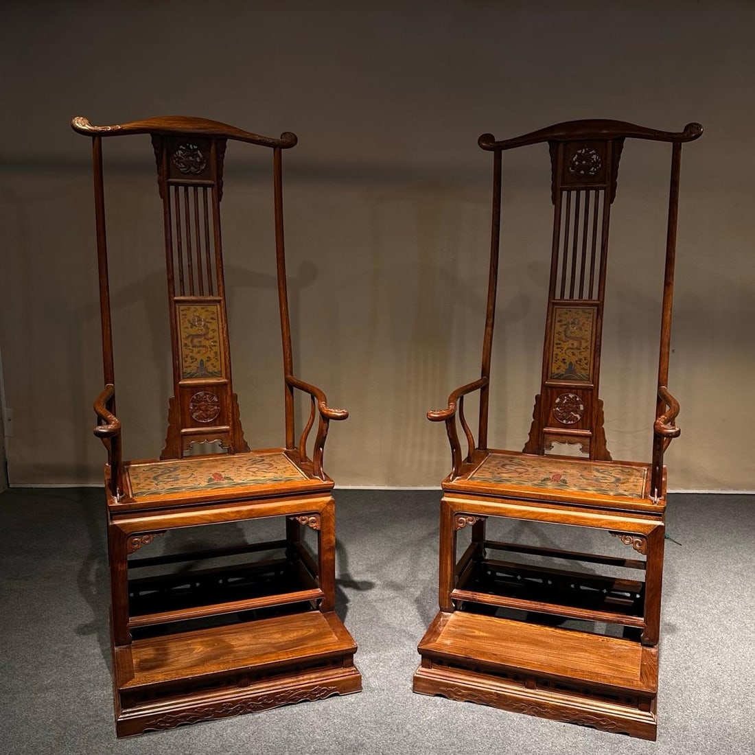 A beautiful yellow rosewood high-back champion chair: Exquisite yellow rosewood high-back champion chair Size:73×65×188cm (The Dimensions Of All Batches Are Manually Measured.If You Need More Detailed Information, Please Contact Our