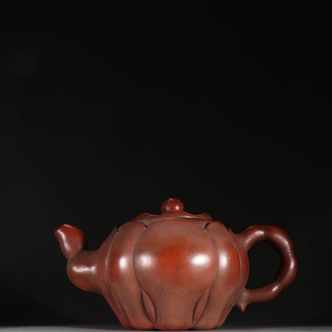 A beautiful Jiang Rong purple sand lotus-shaped teapot: Exquisite Jiang Rong's purple sand lotus-shaped teapot Size:H:14cmW:23cm (The Dimensions Of All Batches Are Manually Measured.If You Need More Detailed Information, Please Contact