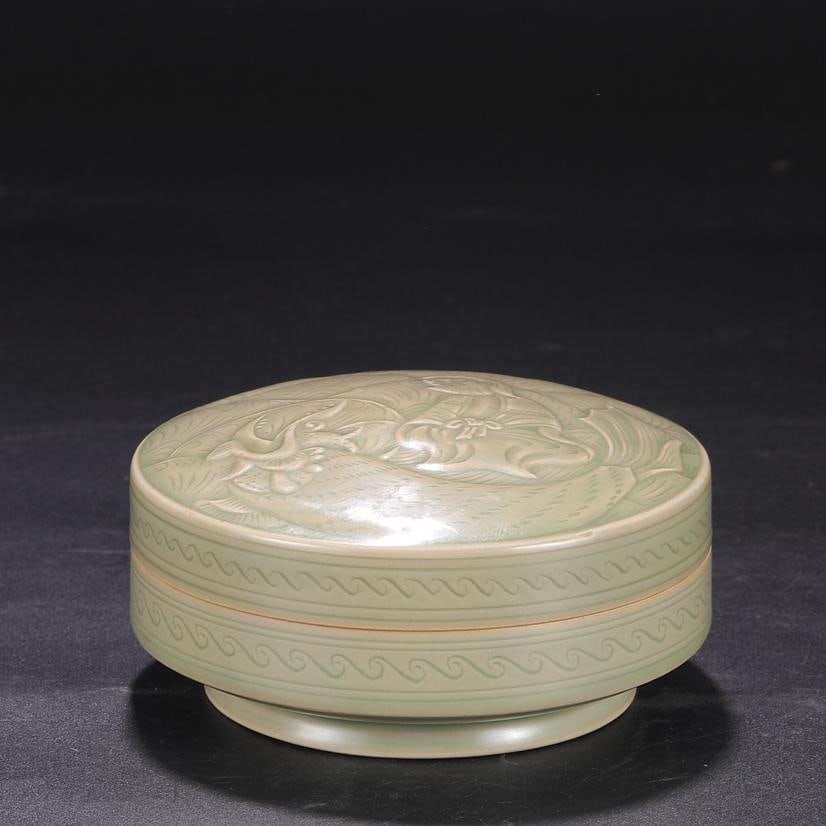 A dense celadon lid box from the Yue kiln in the Tang Dynasty (1 of 8)