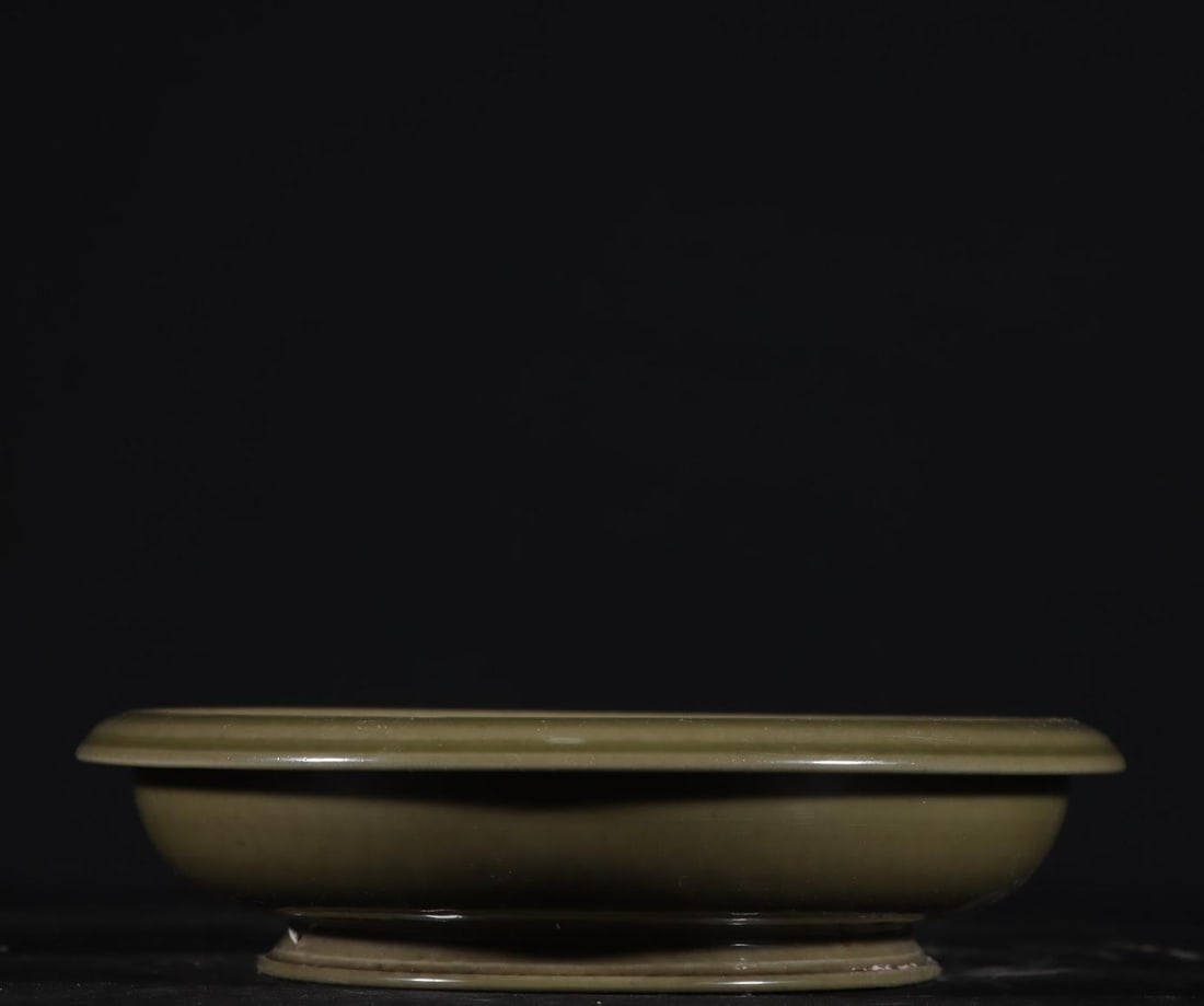 A secret color celadon wash of the Yue kiln of the Tang Dynasty: The secret color celadon washing of the Yue kiln in the Tang Dynasty Size:H:3.2cmW:13.6cm (The Dimensions Of All Batches Are Manually Measured.If You Need More Detailed Information,