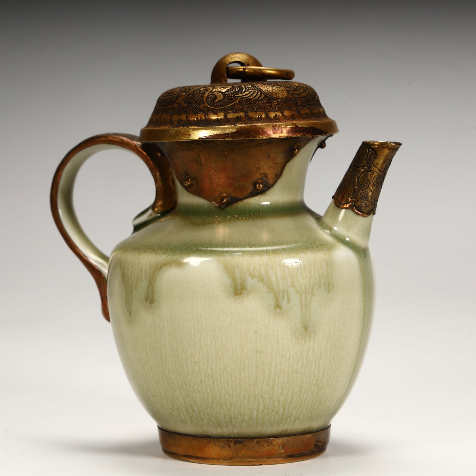 A blue-glazed gilt pot from the Song Dynasty (1 of 11)