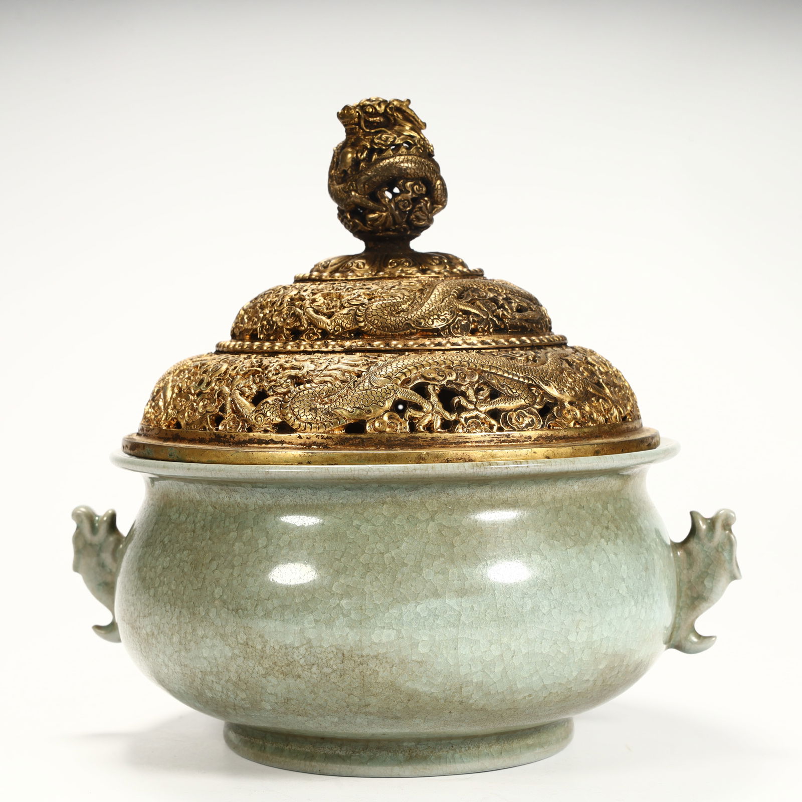 A beautiful celadon gilt aroma burner: Exquisite celadon gilt aroma burner SIZE: H:19cm L: 21cm W:17cm W:1597g (The Dimensions Of All Batches Are Manually Measured.If You Need More Detailed Information, Please Contact
