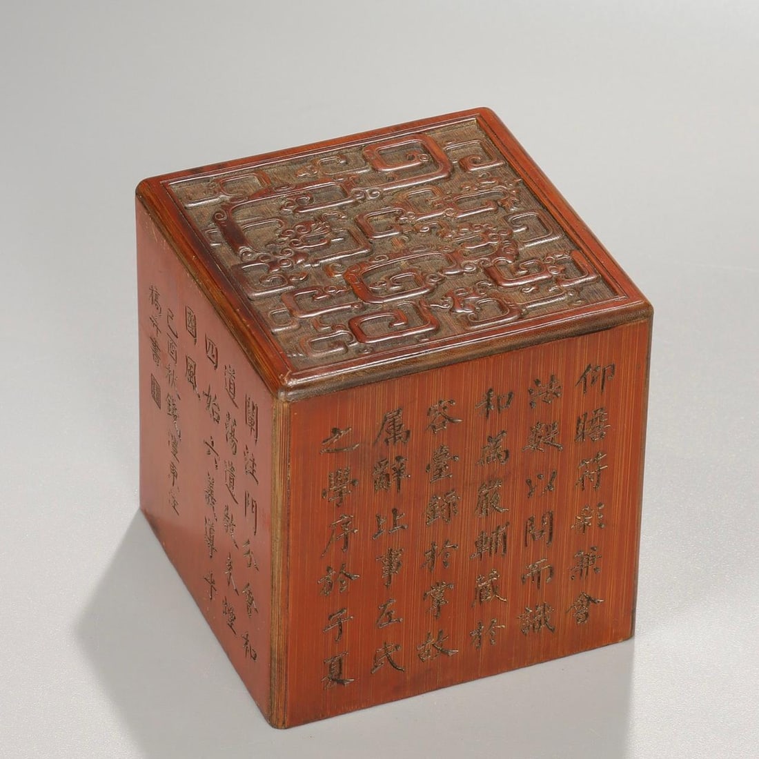 A seal of a famous bamboo carved poet and writer in the Qing Dynasty: The seal of the famous bamboo carving poet and writer of the Qing Dynasty Size:H:10.5cmW:10cmW:0.7915kg (The Dimensions Of All Batches Are Manually Measured.If You Need More