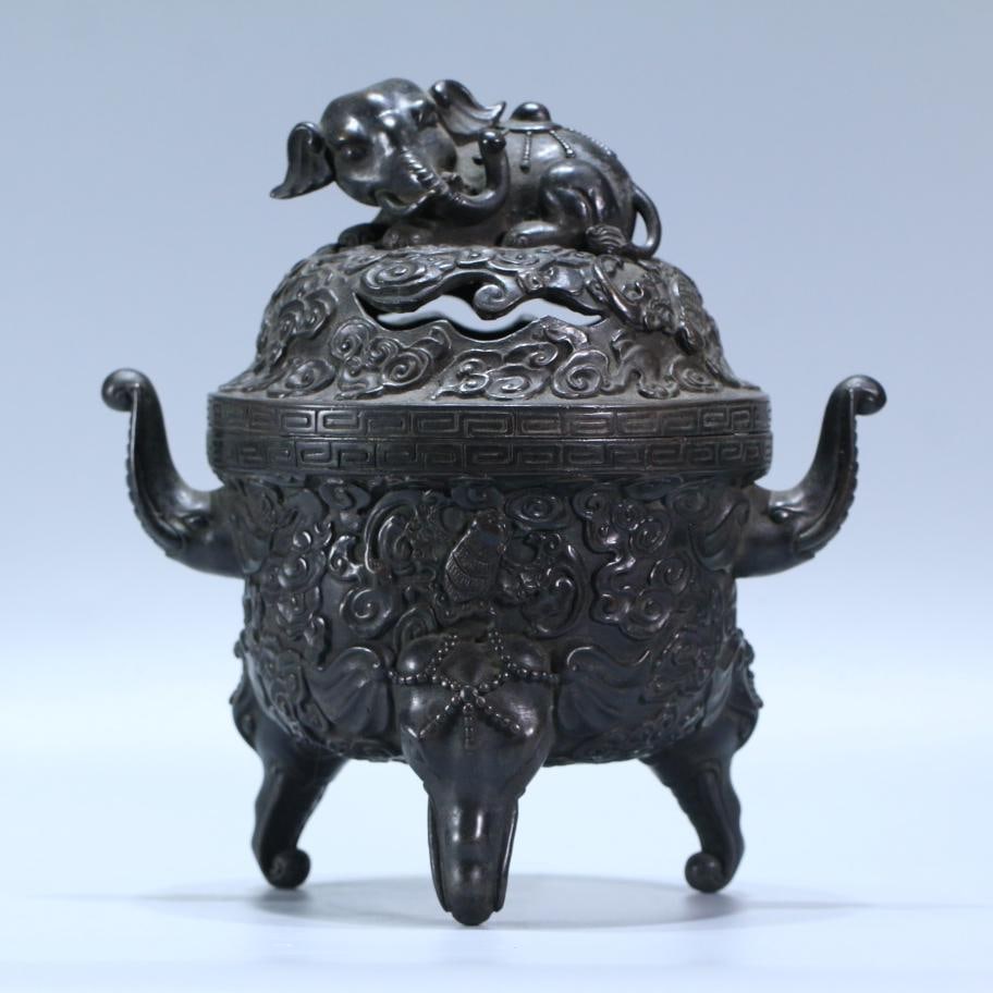A large bronze amphora made in the Xuande era of the Ming Dynasty (1 of 9)