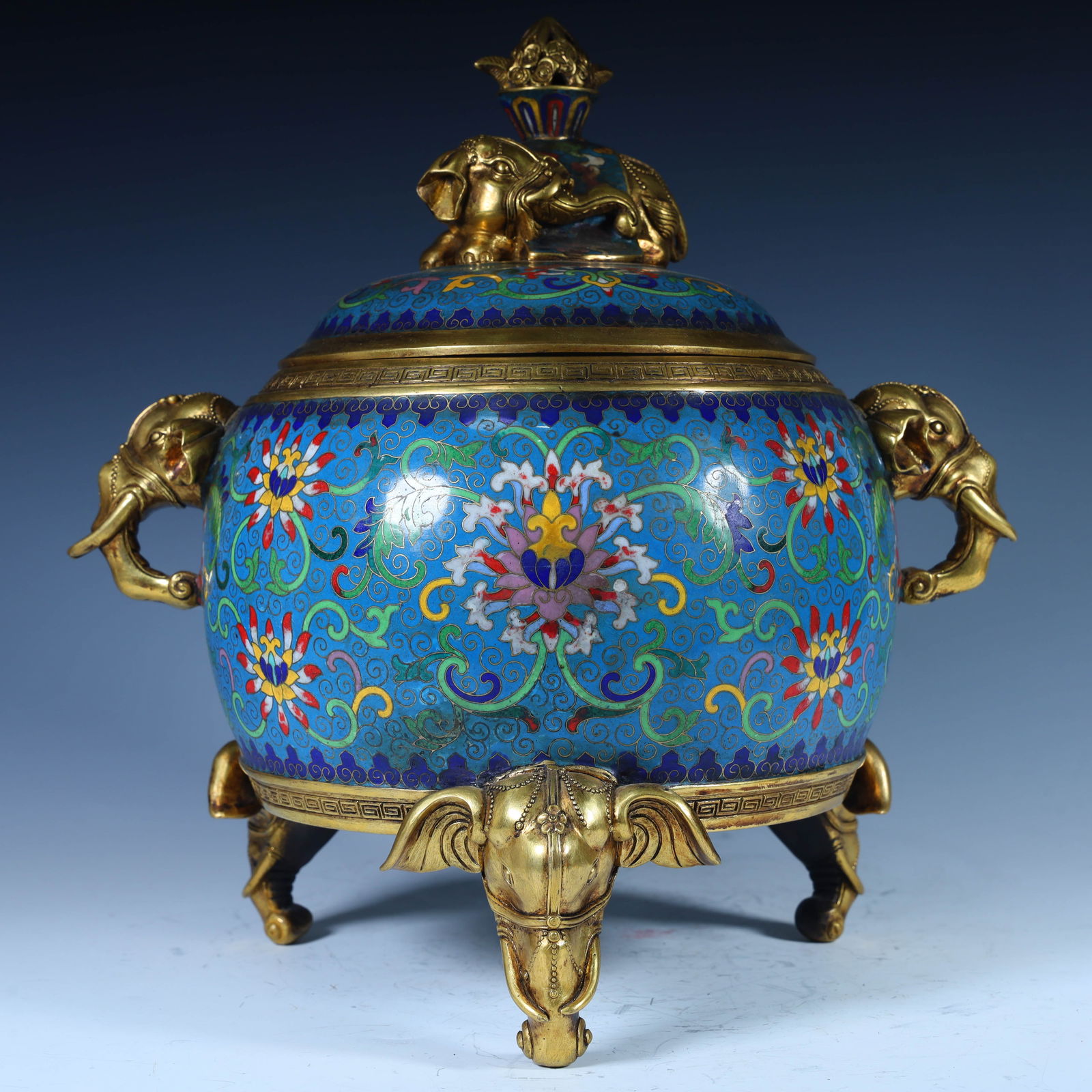 A cloisonn é double elephant ear and three elephant foot incense burner of the Qing Dynasty: The cloisonné double elephant ear and three elephant foot incense burner of the Qing Dynasty H:22cm L: 30cm W:20cm W:5.5kg (The Dimensions Of All Batches Are Manually Measured.If