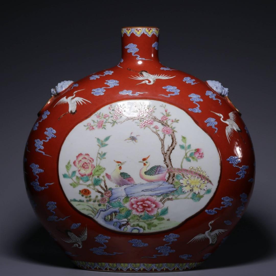 A Qianlong year "red background pastel window flower and bird pattern flat bottle" of the Qing: Qianlong year system of the Qing Dynasty "red background pastel window flower and bird pattern flat bottle Size:H:29cmL: 28cmW:16cmW:3808g (The Dimensions Of All Batches Are Manually Measured.If You N