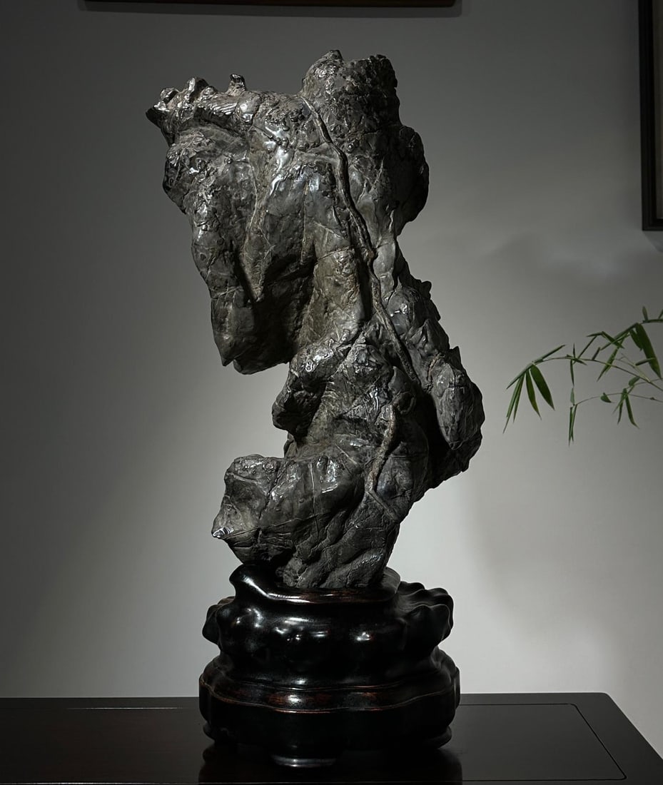 A beautiful Lingbi stone clear offering: Exquisite Lingbi stone clear offering Size:H:81cmW:36cm T:27cm (The Dimensions Of All Batches Are Manually Measured.If You Need More Detailed Information, Please Contact Our Customer Service Before Bi