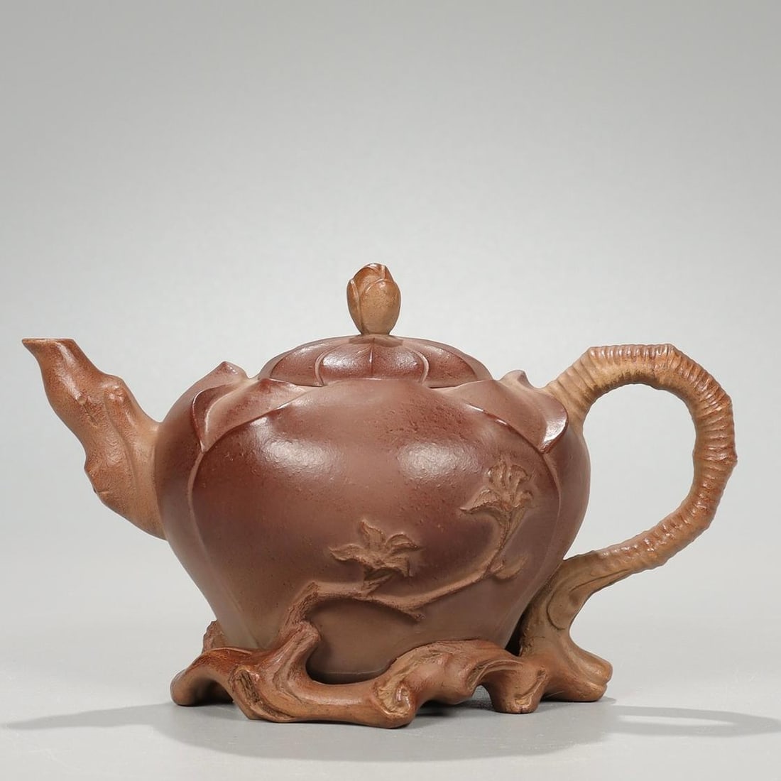 One is a large purple sand pot from the Qing Dynasty, and one is a gentleman's pot made in the (1 of 9)